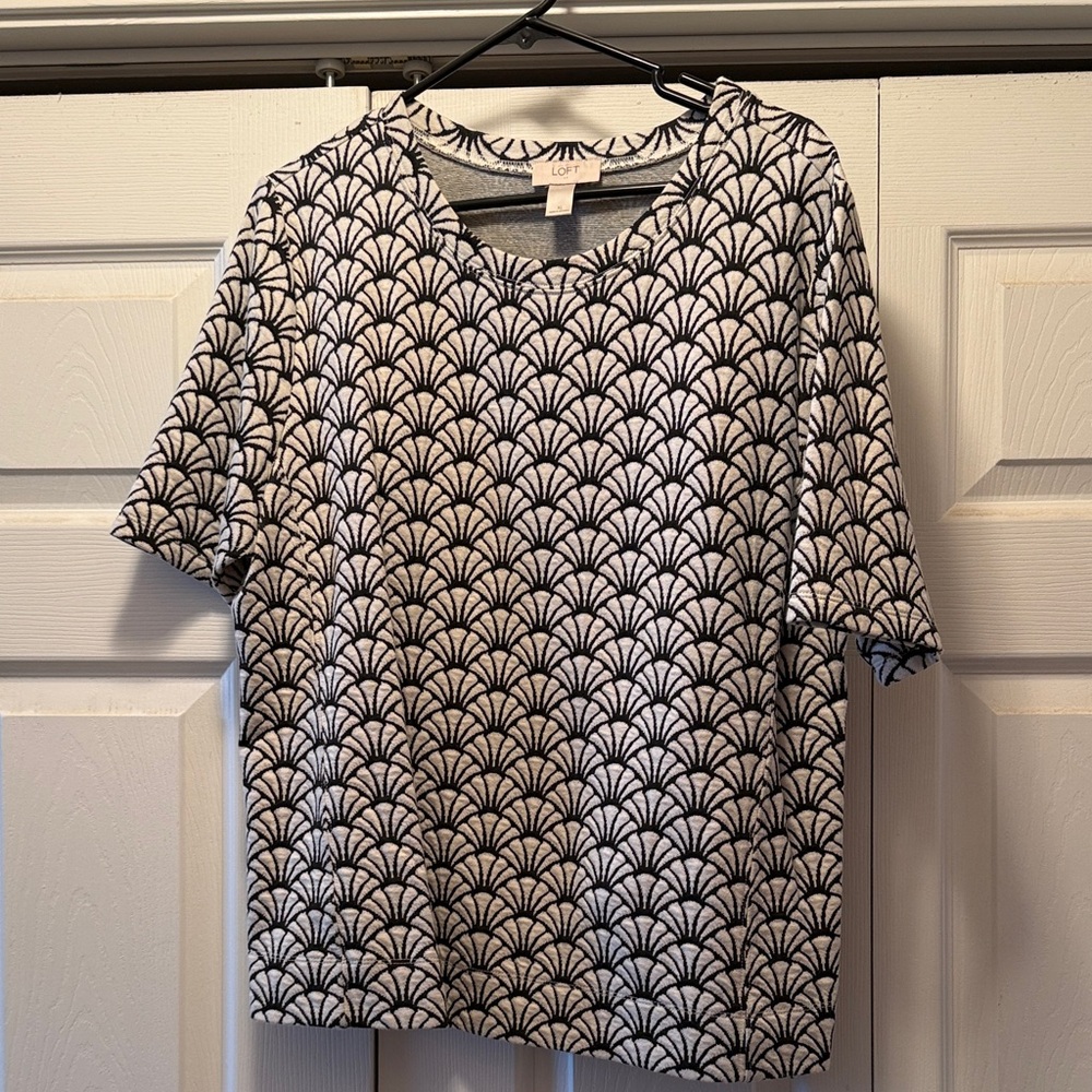 LOFT Black and White Fan-Print Short Sleeve Top